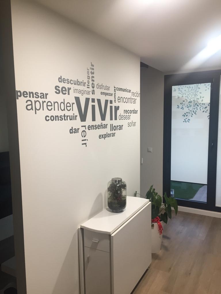 Vinilo decorativo salón conceptos vitales TenVinilo