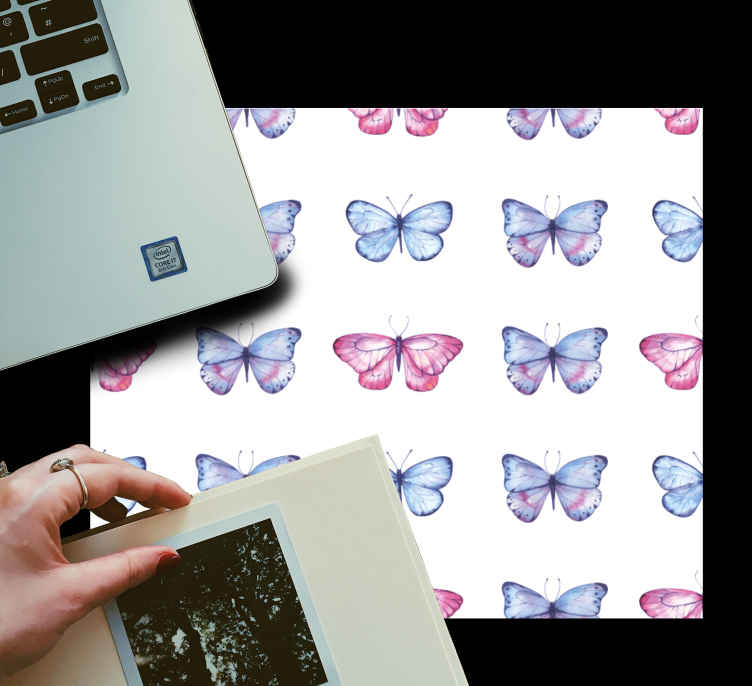 Podložka pod myš so vzorom vibrantný motýlí emblém - Tenstickers