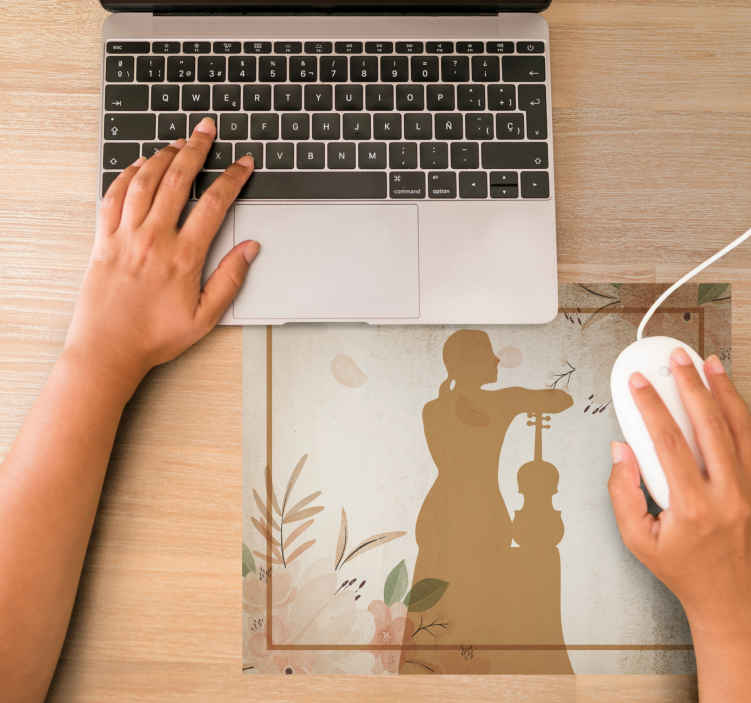 Violinista seduto indietro progetta più tappetini per il mouse