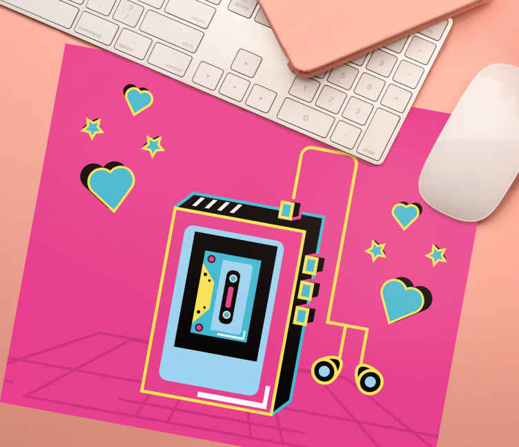 Ilustración de walkman sobre fondo rosa más alfombrillas de ratón
