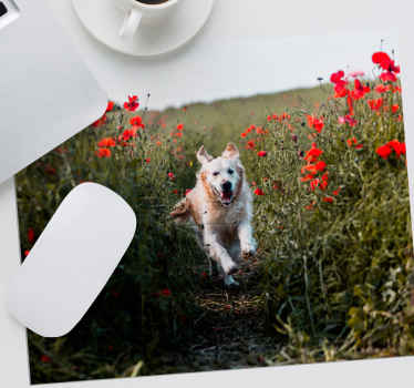 Søt hund som løper i felt original musematte - Tenstickers