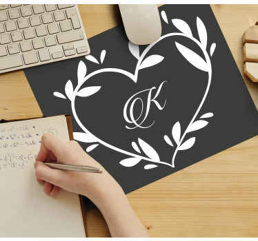 带有初始个性化鼠标垫的心脏 - TenStickers