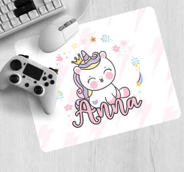 Tapetes de rato com nome Lindo bebê unicórnio - TenStickers