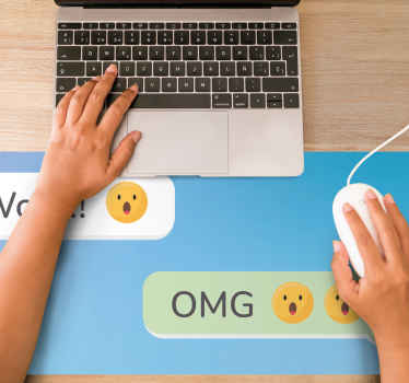 Emoji surpreso enfrentando mais mousepads - TenStickers