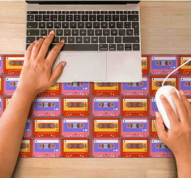 Red and pink 80's cassette pattern mouse pad - TenStickers