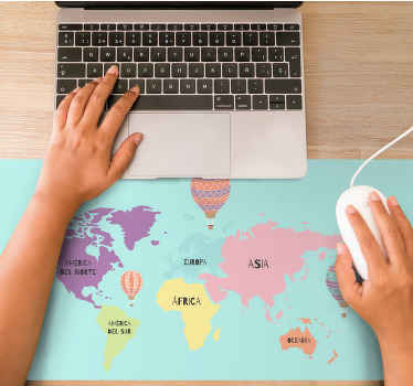 Mouse pad mapamundi diseño nórdico con globos aerostáticos. - TenVinilo