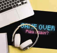 TenStickers. Tapetes de rato em vinil de gaming Jogo terminado de novo gráfico. Original game over play again tapete de rato gráfico de gaming - parece muito legal e melhoraria o local da sua mesa enquanto você trabalha, ele não desbota.