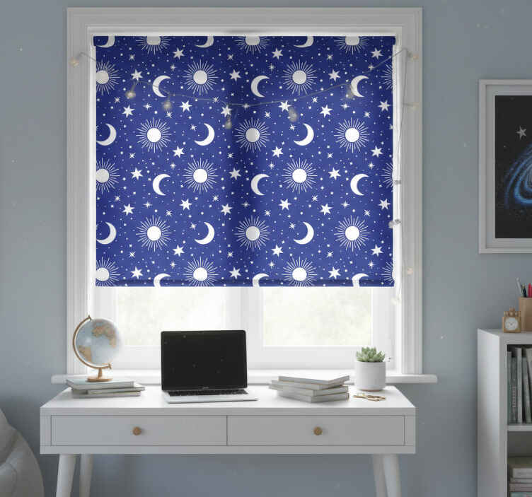 Persiana enrollable juvenil fondo azul estrellas y lunas - TenVinilo