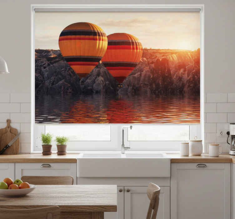 Persiana enrollable para cocina globos de aire sobre lago - TenVinilo