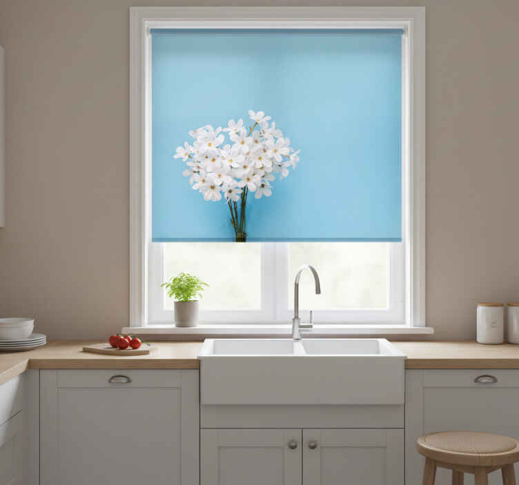 Persiana enrollable para cocina fondo azul jazmín - TenVinilo