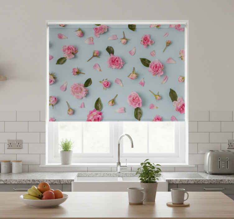 Persiana enrollable para cocina rosas diferentes fondo azul - TenVinilo