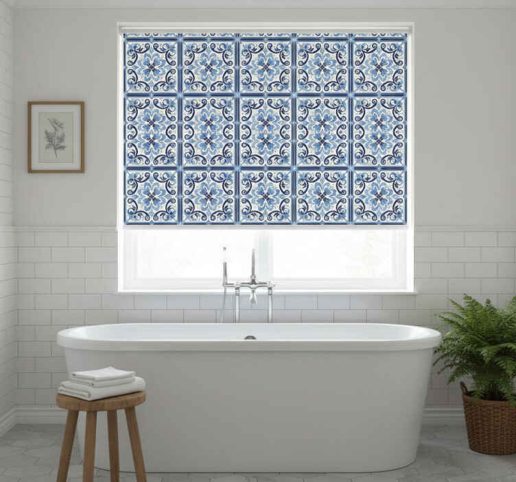 Cortina roller azul con patrón floral azul y blanco - TenVinilo