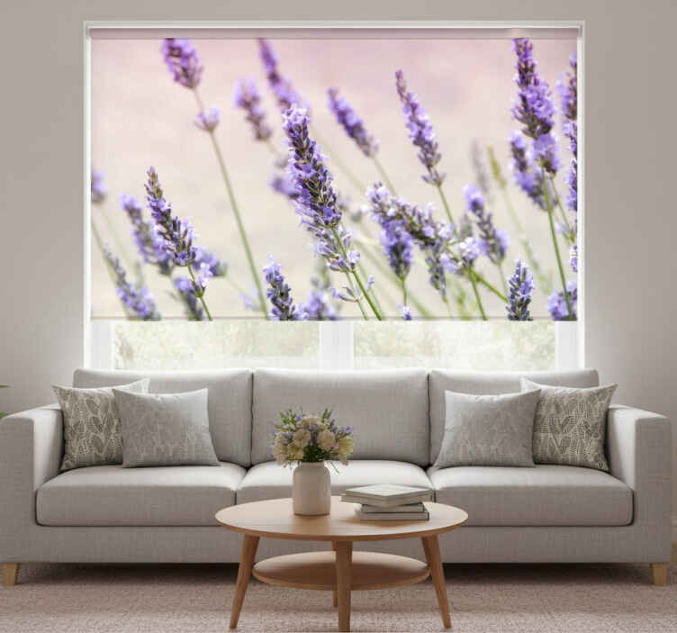 Rullegardin stue med en bukett lilla blomster - Tenstickers