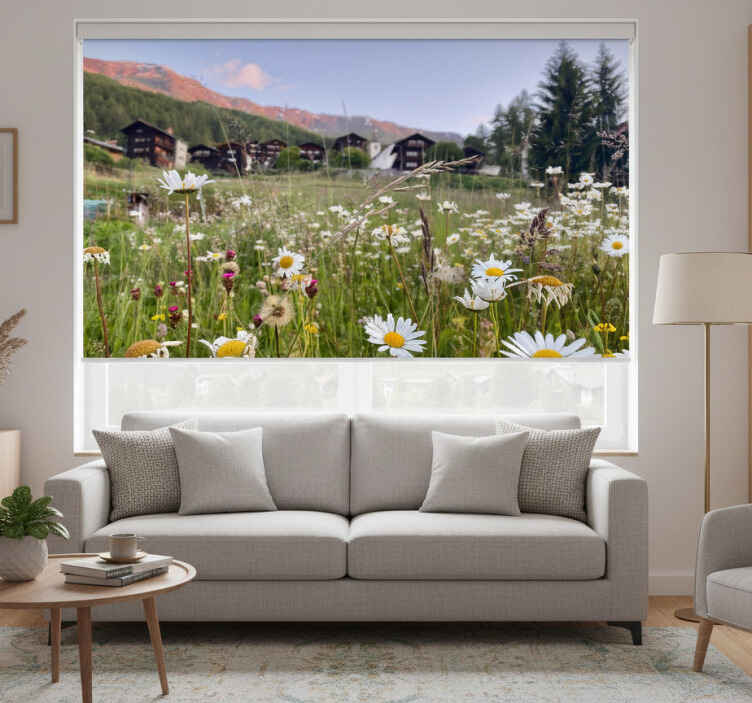 Estore de rolo para sala paisagem de flores no vilarejo - TenStickers