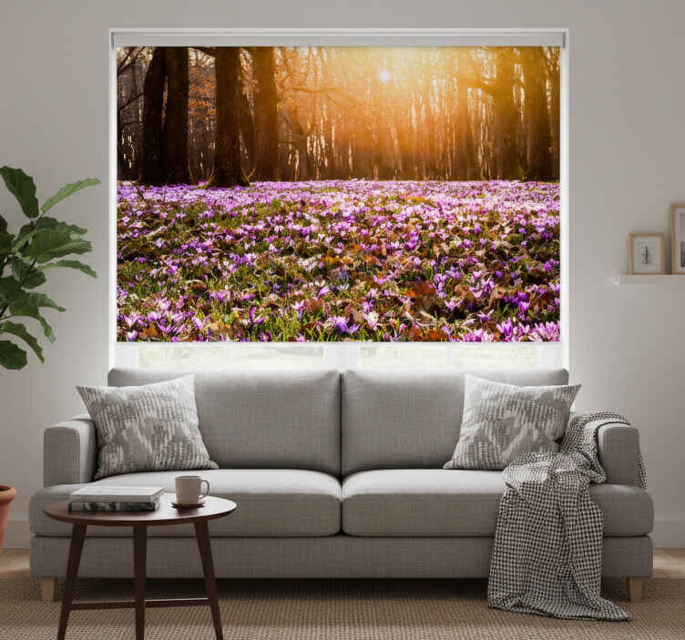 Estor enrollable salón paisaje de hermosos crocus morados - TenVinilo