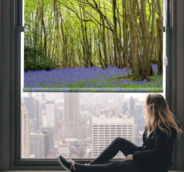 Blåklocka blommor i skogen vardagsrum rullgardin - Tenstickers