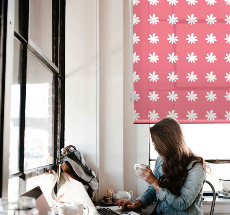 Tenda a rullo fiore e pianta Margherite sul rosa