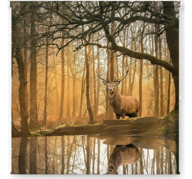 Kultainen hirvi järvellä puukuviollinen rullaverho - Tenstickers