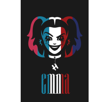 Cortinas de rolo geek da rainha louca. Fundo preto e motivo de super vilão garota com riscas coloridas vermelhas, azuis e brancas. Nome personalizado!