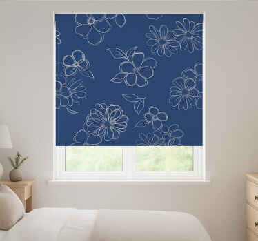Store enrouleur chambre couple fleurs aux contours bleus - TenStickers