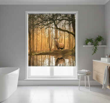 Kultainen hirvi järvellä puukuviollinen rullaverho - Tenstickers