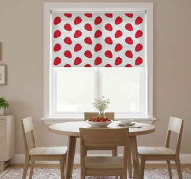 Rullegardin spisestue med røde jordbær på hvit bakgrunn - Tenstickers