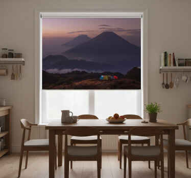 Cortina roller cocina excursionistas con montaña nublada - TenVinilo