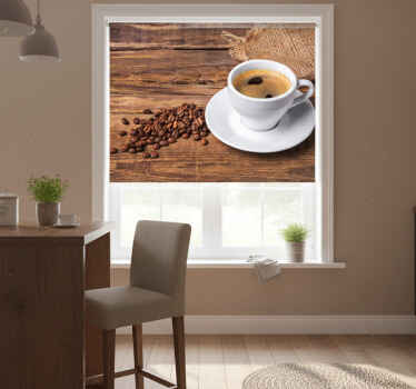 Estore de rolo para cozinha café em uma mesa de madeira - TenStickers