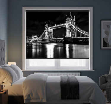 Black roller blind london bridge night - TenStickers