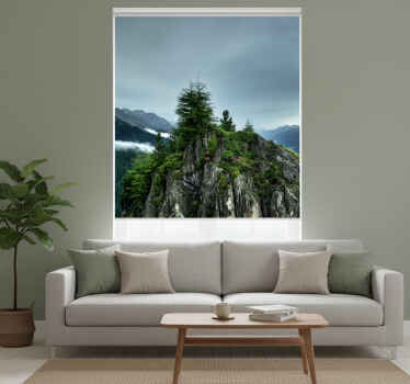 Rolgordijn woonkamer enkele steen in groen bos - TenStickers