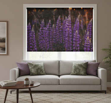 Rolgordijn woonkamer bos herleefd door paarse bloemen - TenStickers