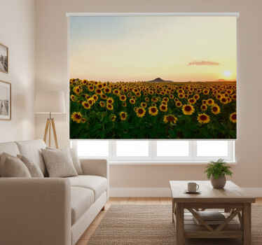 Rolgordijn woonkamer prachtig landschap met bloemen - TenStickers