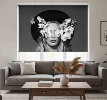 Rolgordijn woonkamer vrouw met bloemenhoed - TenStickers