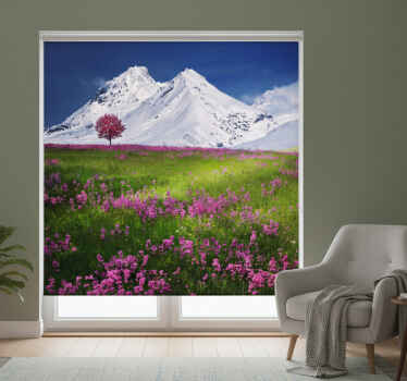 Rolgordijn woonkamer bloemenlandschap in de bergen - TenStickers