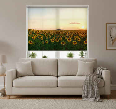 Rolgordijn woonkamer spectaculair landschap met bloemen - TenStickers