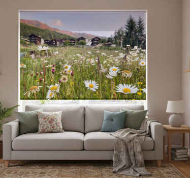 Rolgordijn woonkamer bloemenlandschap in een dorp - TenStickers