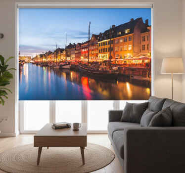 Rolgordijn woonkamer kleurrijke huizen in de avond - TenStickers