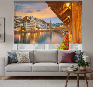 Rolgordijn woonkamer oude stijl gebouwen aan het meer - TenStickers