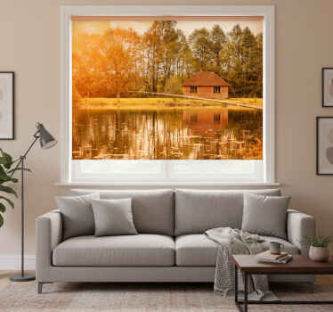 Rolgordijn woonkamer bruine huizen bij het meer met bergen - TenStickers