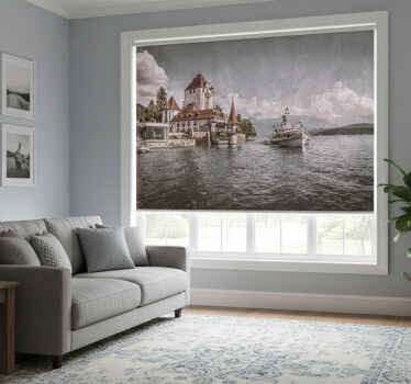 Rolgordijn woonkamer klassiek huis aan het meer met boot - TenStickers