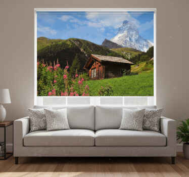 Rolgordijn woonkamer groene veld met houten schuur en berg - TenStickers