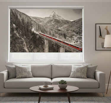 Rolgordijn woonkamer rode trein op brug met matterhorn - TenStickers