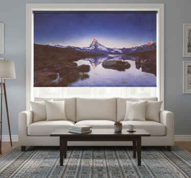 Rolgordijn woonkamer besneeuwde berg met waterreflectie - TenStickers