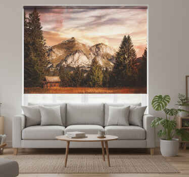 Rolgordijn woonkamer houten cabin in het bos met bergen - TenStickers