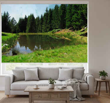 Rolgordijn woonkamer groene veld met bomen en meer - TenStickers