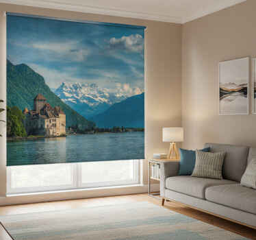 Rolgordijn woonkamer kasteel aan het meer met bergen - TenStickers