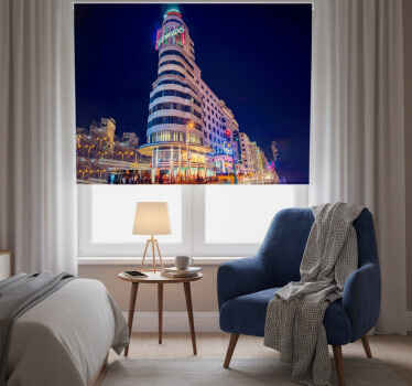 Toile fenêtre chambre gran vía vue du sol le soir - TenStickers