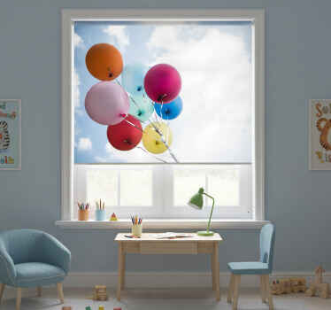 Toile fenêtre chambre enfant ballons colorés et ciel - TenStickers
