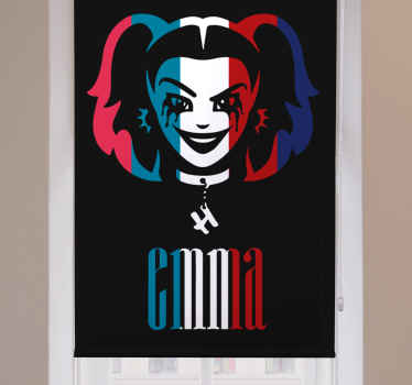 Cortinas de rolo geek da rainha louca. Fundo preto e motivo de super vilão garota com riscas coloridas vermelhas, azuis e brancas. Nome personalizado!