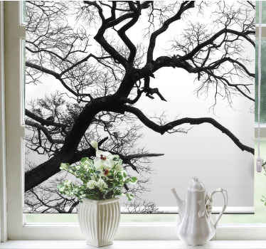 Store enrouleur salon arbre d'hiver sombre vu par la fenêtre - TenStickers